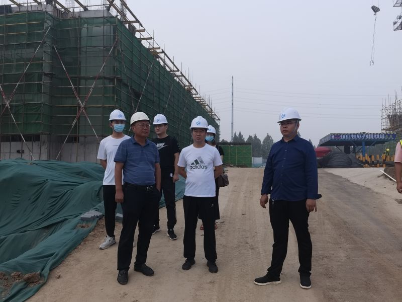 公司副總經(jīng)理李伏慶帶隊巡視春風(fēng)江南頤樂小鎮(zhèn)工作