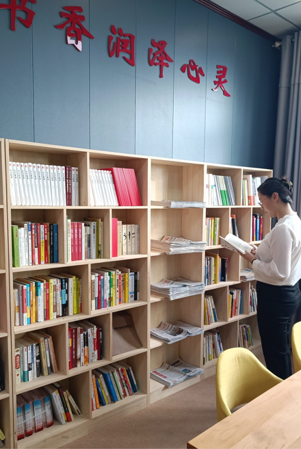 河南興瑞公司：“職工書(shū)屋”添新書(shū) 豐富精神“加油站”